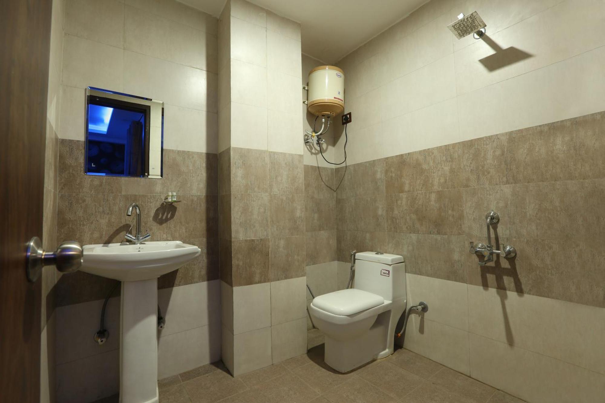 Hotel Triton Grand At Delhi Airport Nuova Delhi Esterno foto